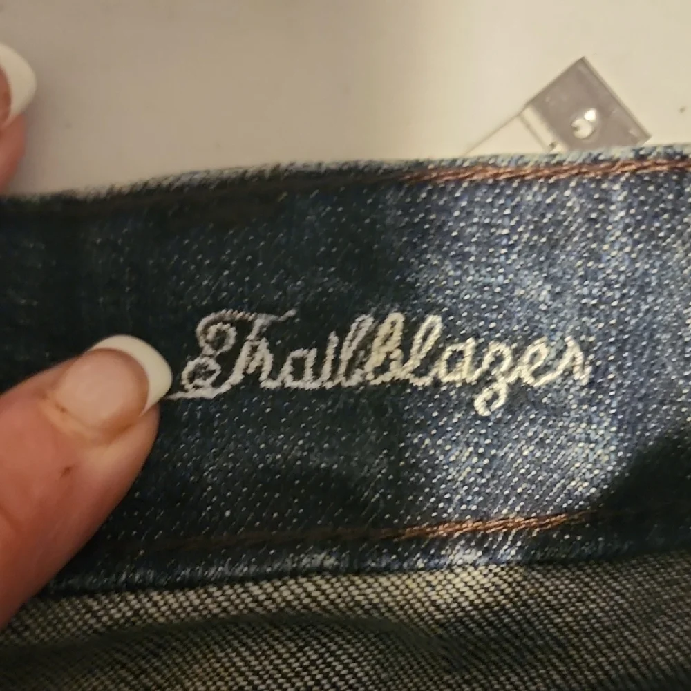 Cowgirl Tuff NWT Trailblaibers Blue Denim Jeans with Embroidery In Size 29